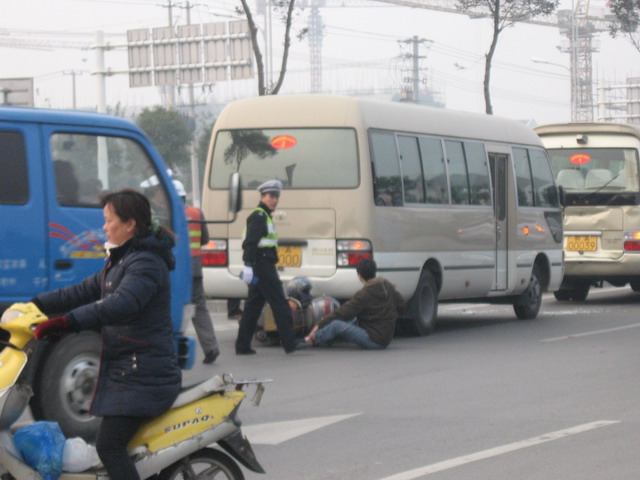 省政府牛车在通肆以超速,终在高点路口酿成大祸