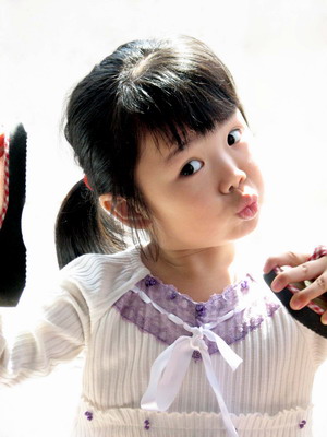 挑了几张女儿的照片，小美女哟！(黑瞳视觉)