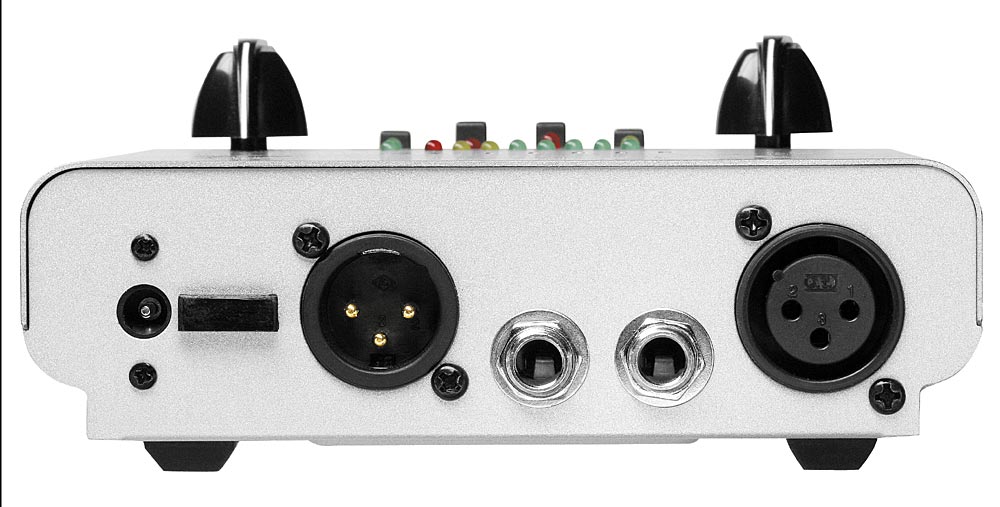 请教! 我刚买了个百灵达TUBE ULTRAGAIN MIC100话放 有没有人可以告诉我怎么用这玩意儿呀?