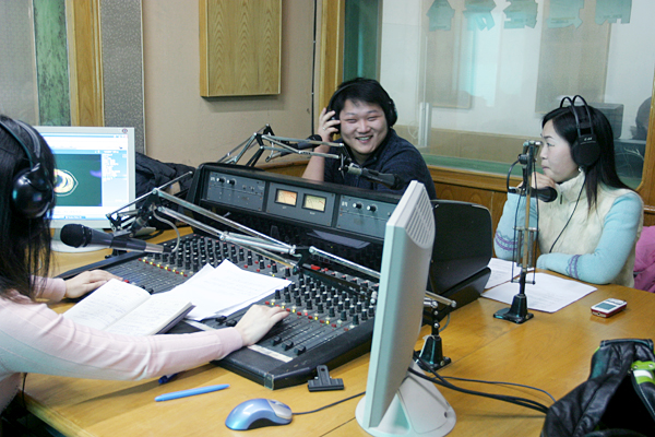 NT小峰、弦歌做客FM103小通时间《空中翻唱家园》首次直播