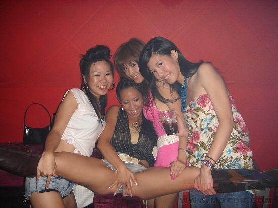 [转帖]一群夜店辣妹,绝摆..绝美