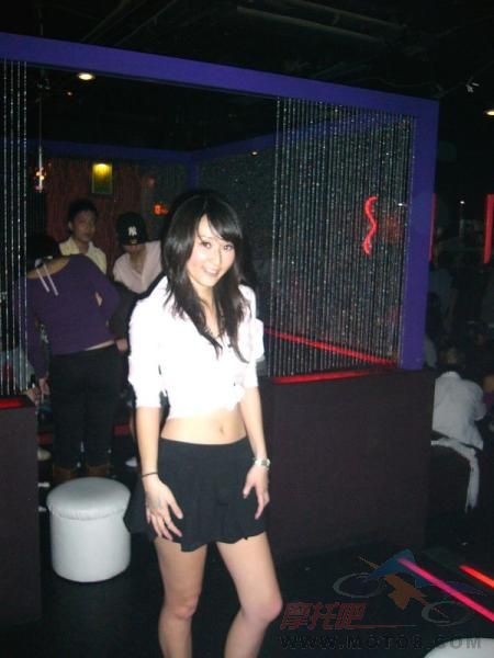 [转帖]一群夜店辣妹,绝摆..绝美