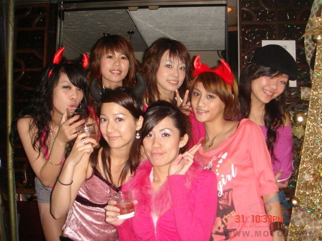 [转帖]一群夜店辣妹,绝摆..绝美