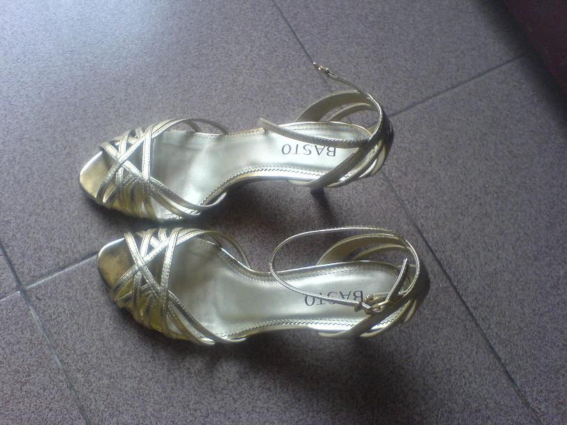 刚刚买的鞋子　来秀一下