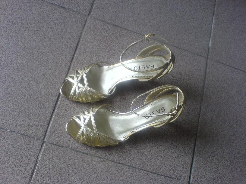 刚刚买的鞋子　来秀一下