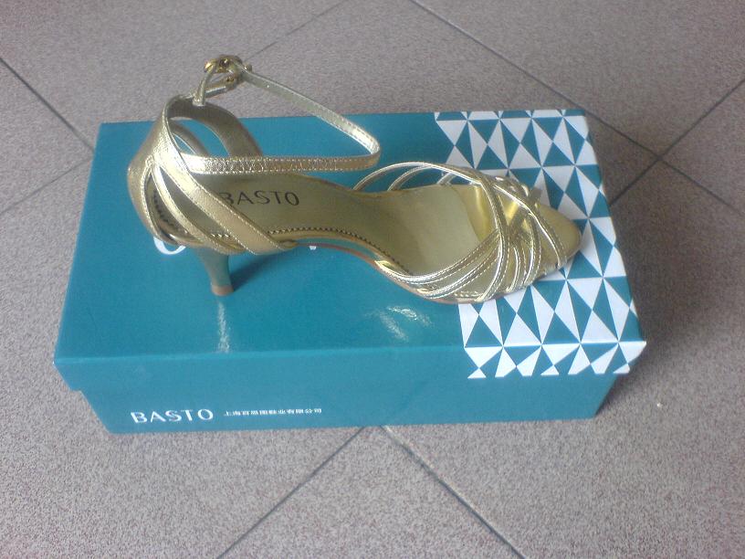 刚刚买的鞋子　来秀一下