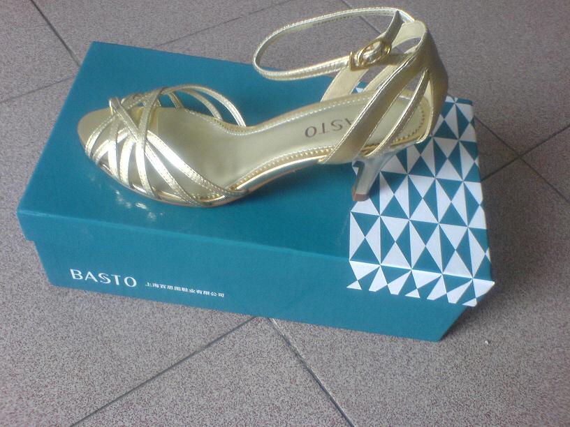 刚刚买的鞋子　来秀一下