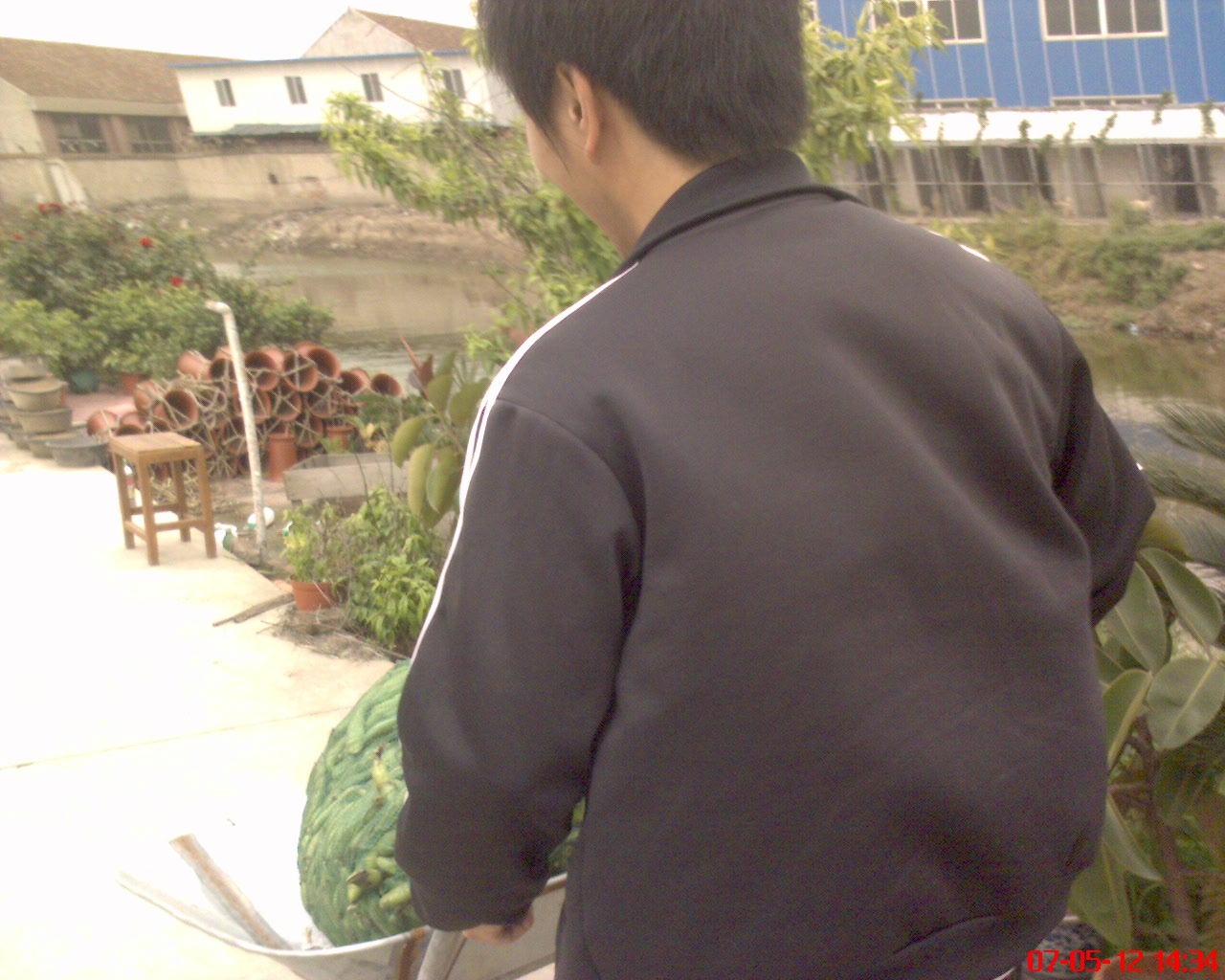 猜猜此人是谁？在干什么？