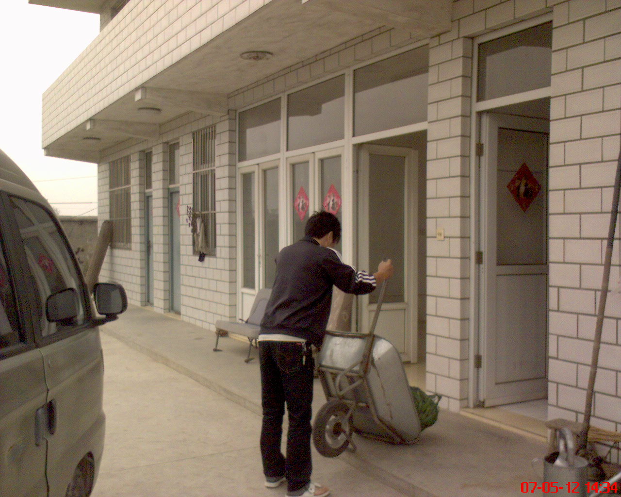 猜猜此人是谁？在干什么？