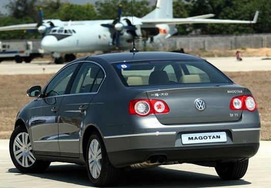 韩寒说：开奔驰宝马的女大学生都是好样的