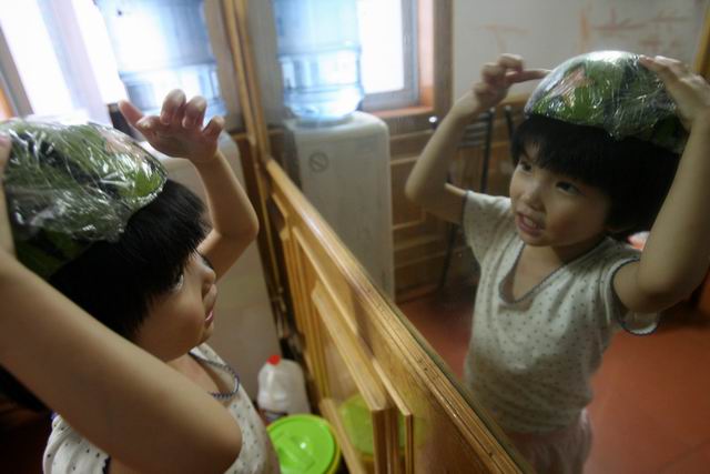 和女儿一起做瓜皮帽