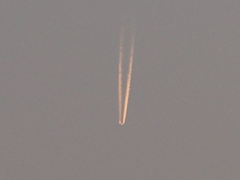 [原创]高速公路服务区拍到的不明飞行物!