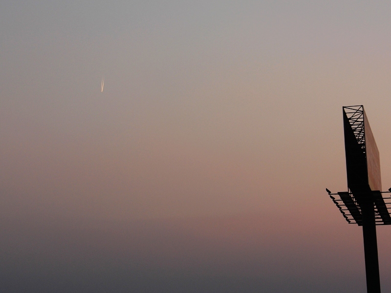 [原创]高速公路服务区拍到的不明飞行物!
