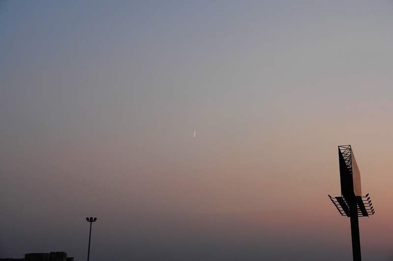 [原创]高速公路服务区拍到的不明飞行物!