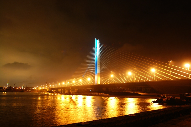 [原创]上两张城闸大桥的夜景照片