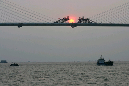 今天央视各档新闻中苏通大桥都是头条哈