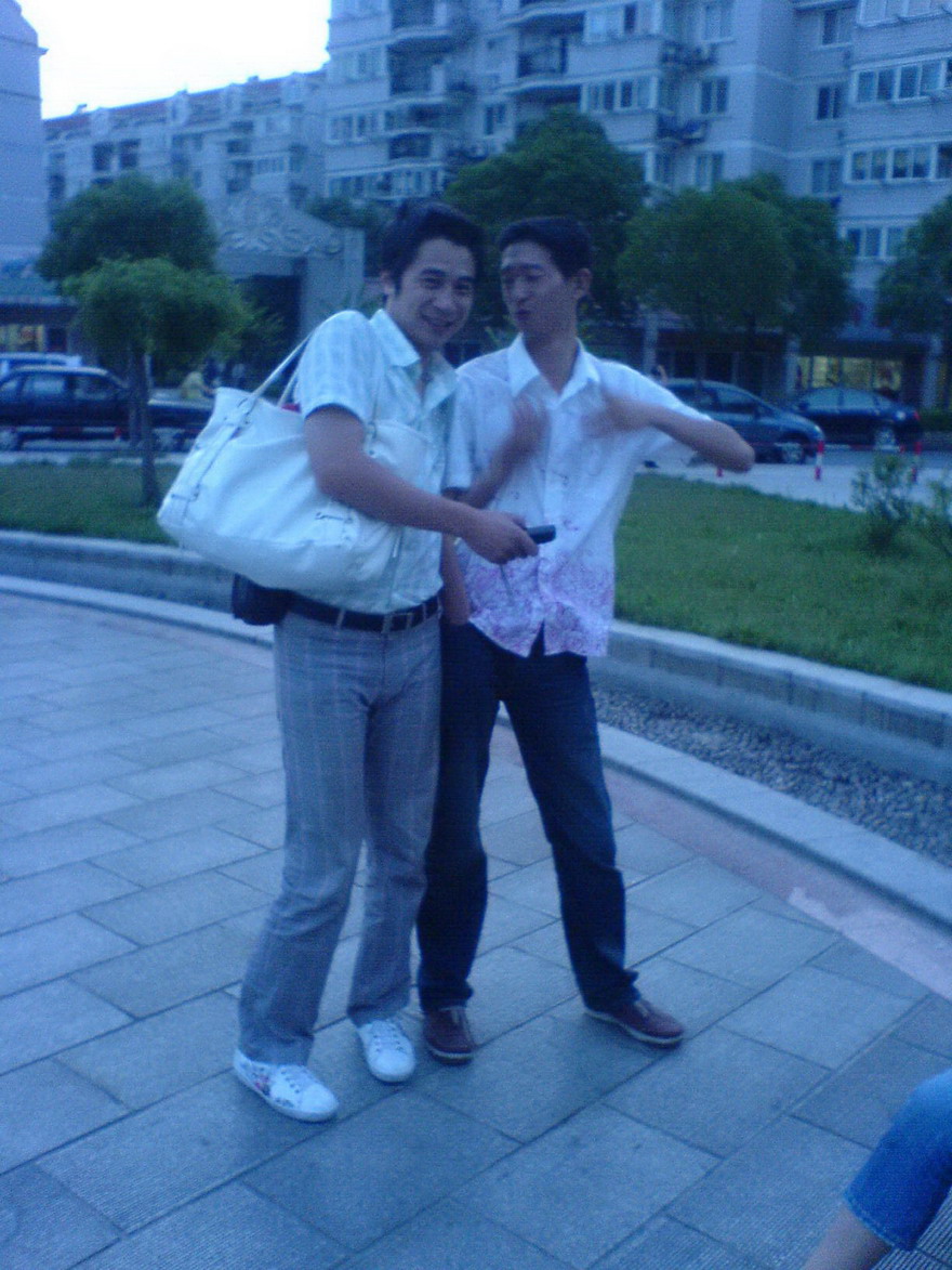 街边男子和ROMAN是玻璃~~~~~有照为证~~~~