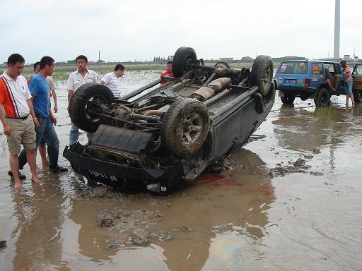 把车开成这样，居然毫发不伤．我厉害吧！～