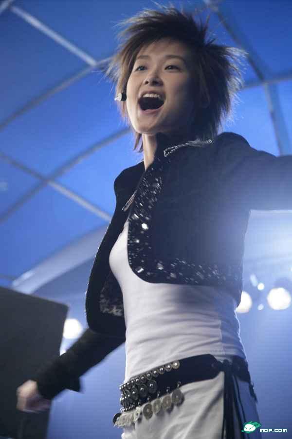 李宇春丰胸了？