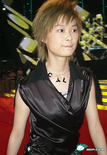 李宇春丰胸了？