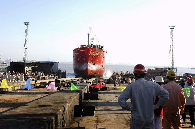 [原创]07.8.18明德重工首条化学船下水