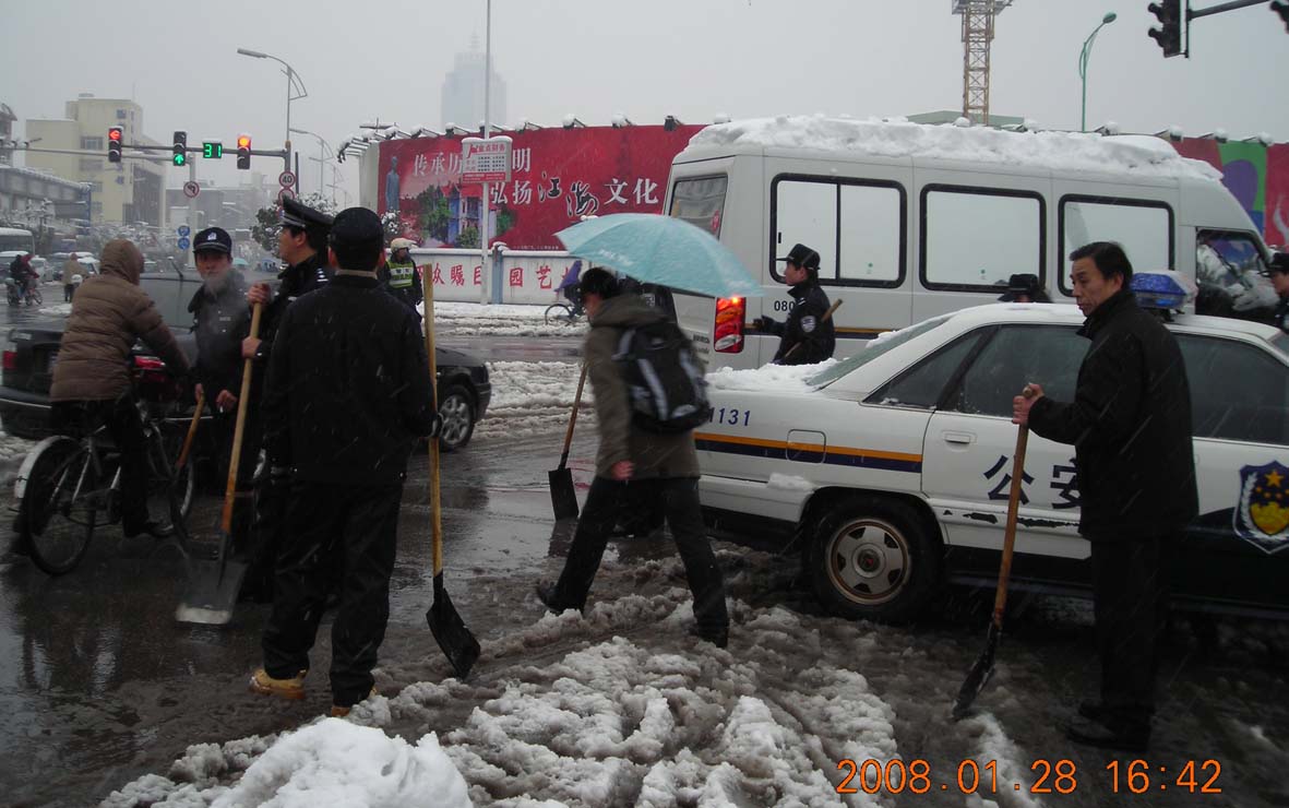 [转帖]通城下大雪 交警忙扫雪