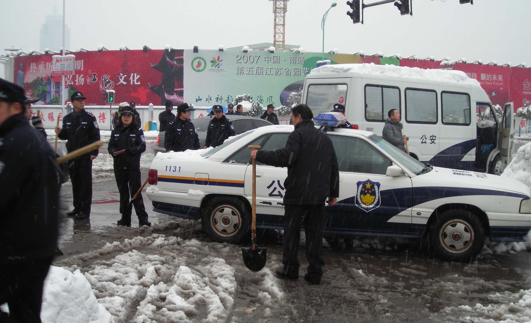 [转帖]通城下大雪 交警忙扫雪