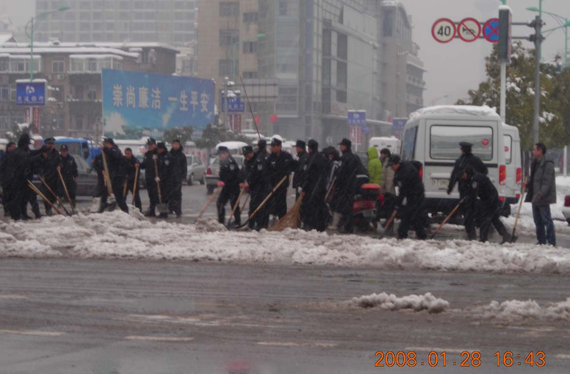 [转帖]通城下大雪 交警忙扫雪