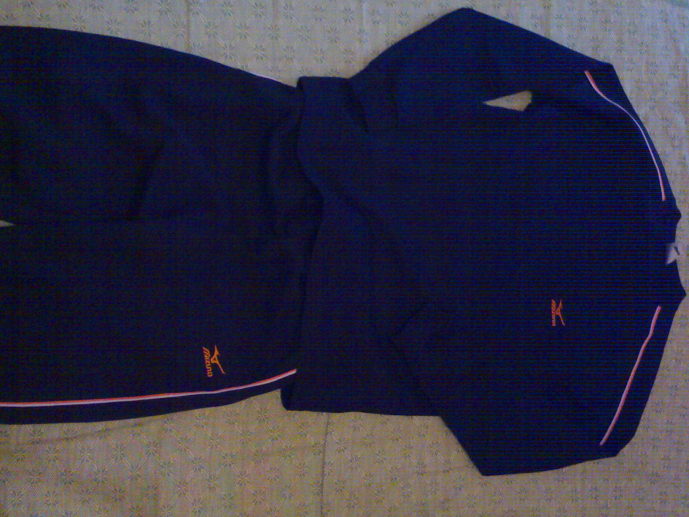 下午出去买了2套运动服！