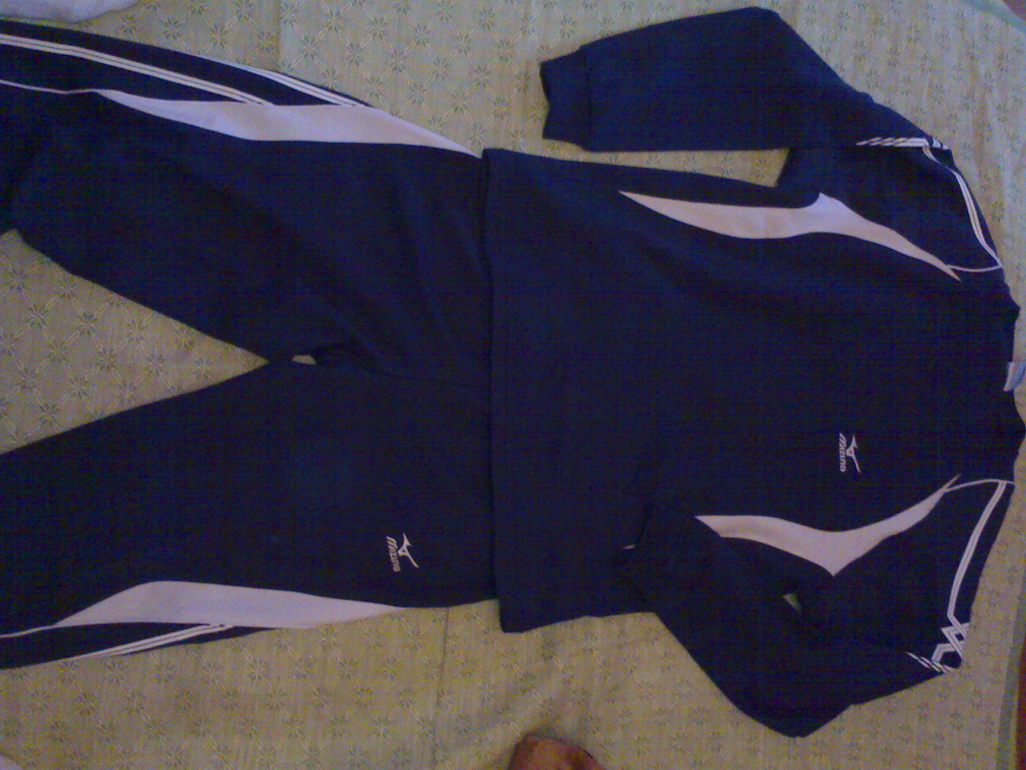 下午出去买了2套运动服！