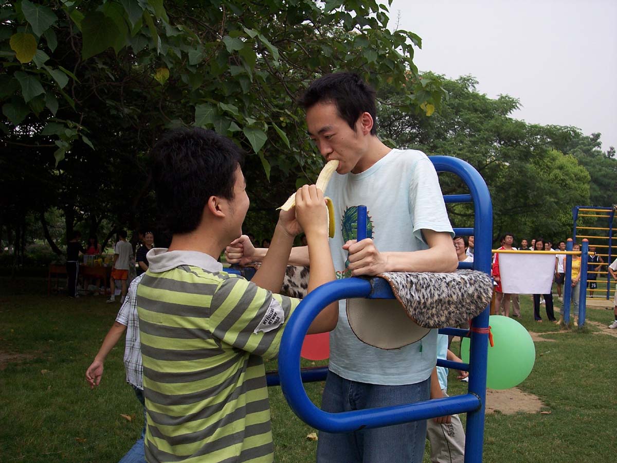 看看现在的人怎么了？大白天众目睽睽就吃香蕉！