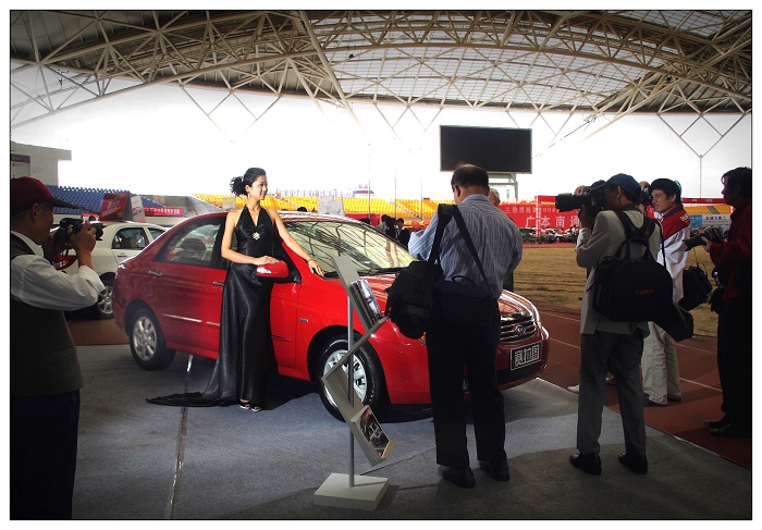 《小城车展（狗头拍模特）》