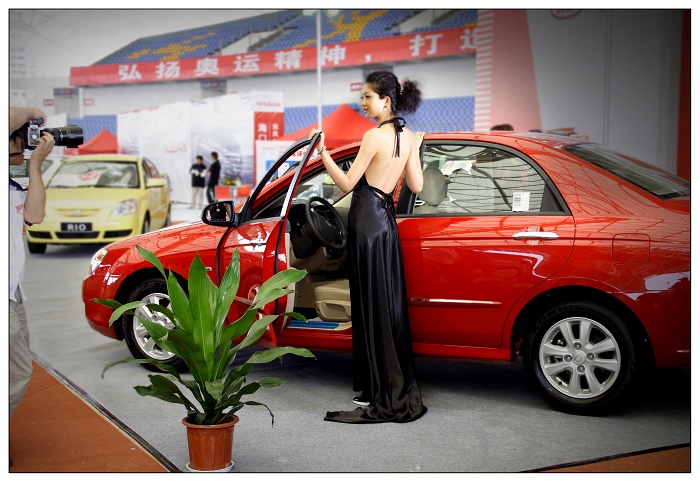 《小城车展（狗头拍模特）》