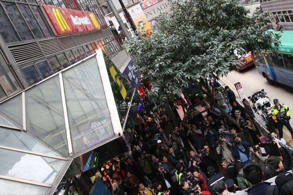 『实况转播』不满“港警”处理问题大小眼，上街半日游。。