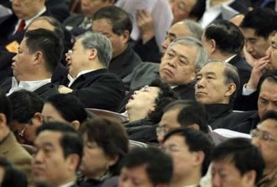 人大代表开会很辛苦，不容易到的镜头