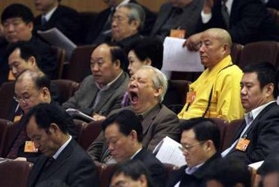 人大代表开会很辛苦，不容易到的镜头