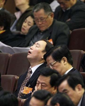 人大代表开会很辛苦，不容易到的镜头