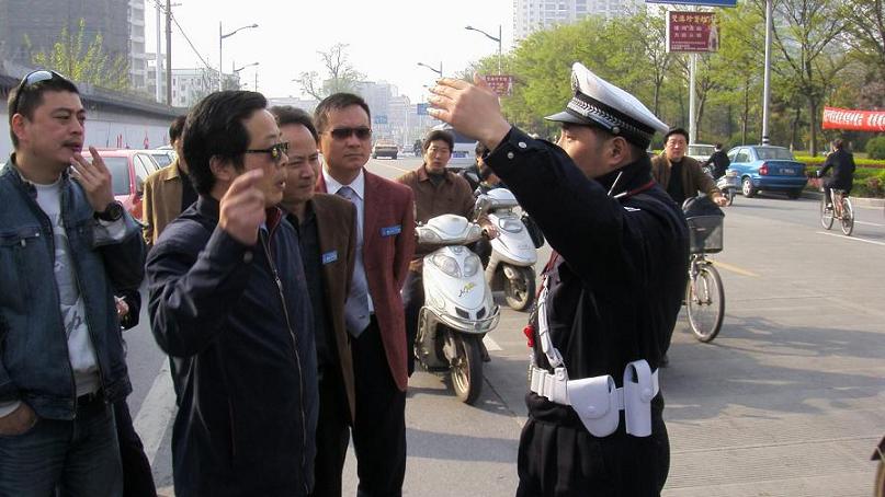昨天南通业余无线电爱好者和交巡警联合举办交通道路秩序整治宣传活动