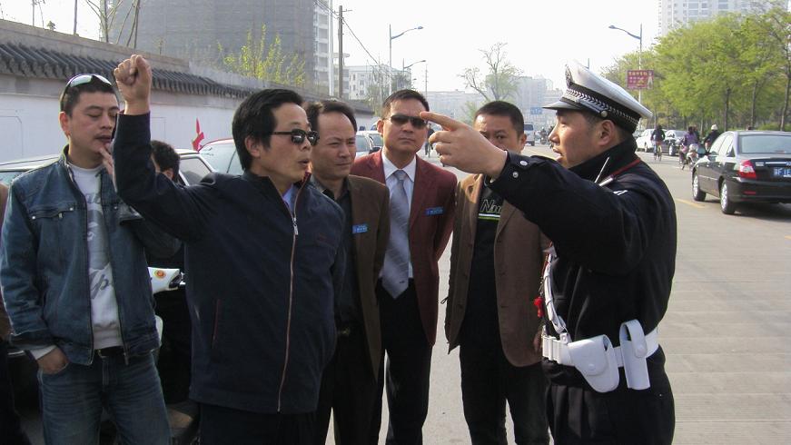 昨天南通业余无线电爱好者和交巡警联合举办交通道路秩序整治宣传活动