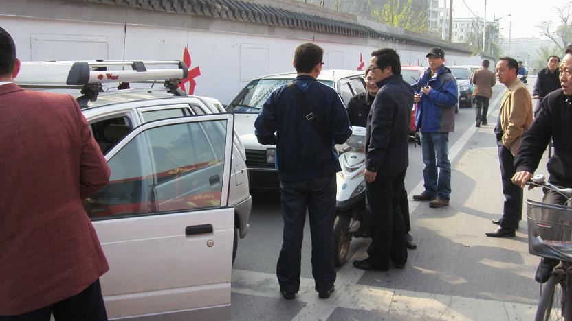 昨天南通业余无线电爱好者和交巡警联合举办交通道路秩序整治宣传活动