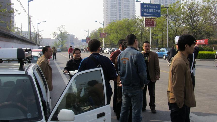 昨天南通业余无线电爱好者和交巡警联合举办交通道路秩序整治宣传活动