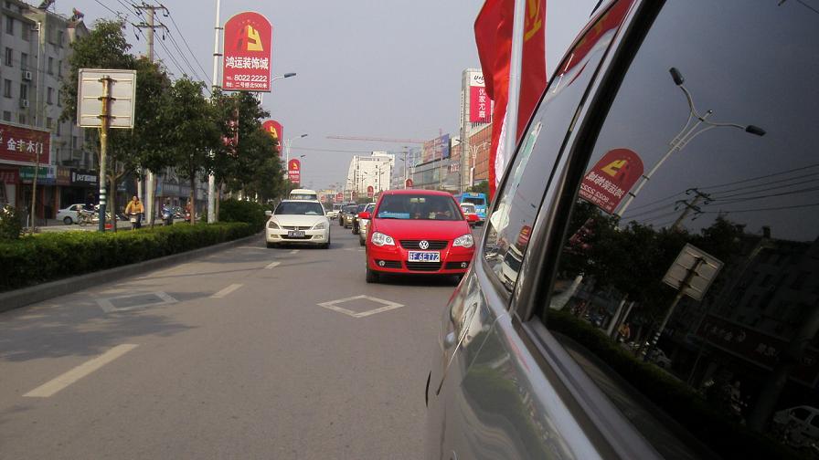 昨天南通业余无线电爱好者和交巡警联合举办交通道路秩序整治宣传活动