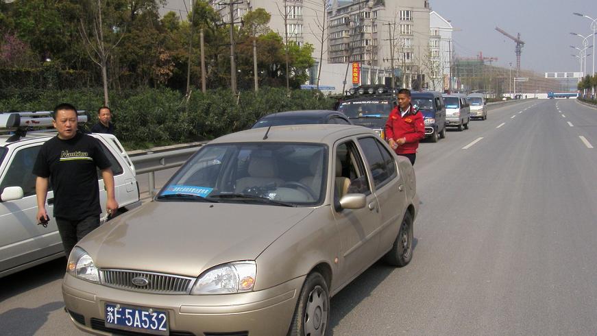 昨天南通业余无线电爱好者和交巡警联合举办交通道路秩序整治宣传活动