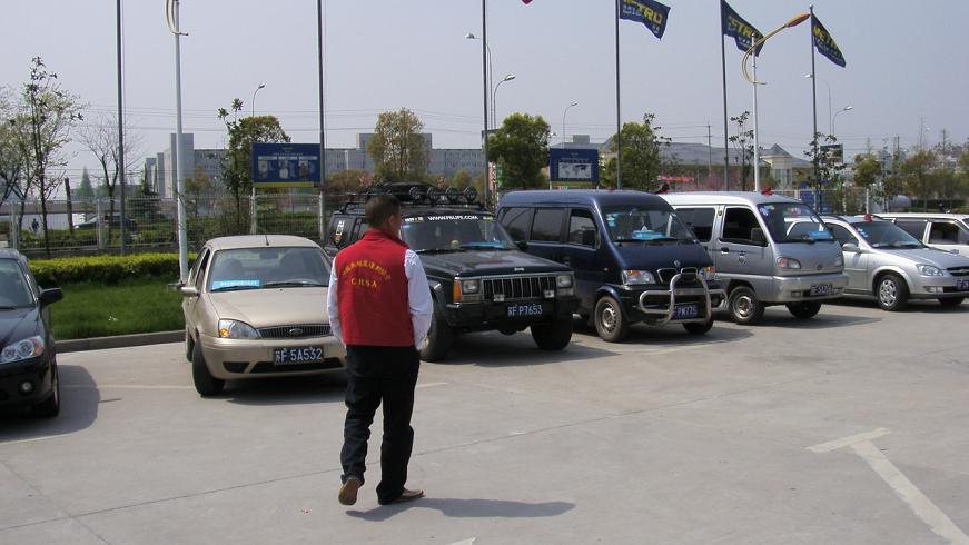 昨天南通业余无线电爱好者和交巡警联合举办交通道路秩序整治宣传活动