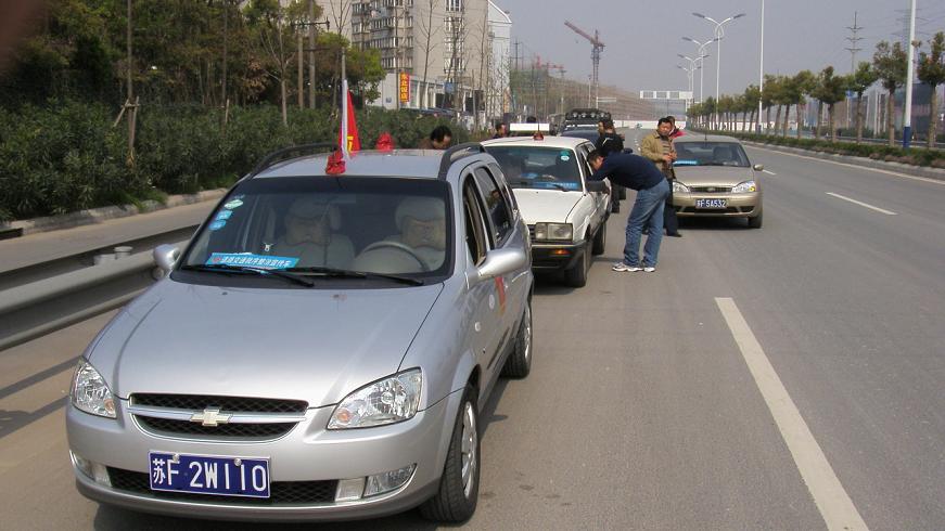 昨天南通业余无线电爱好者和交巡警联合举办交通道路秩序整治宣传活动