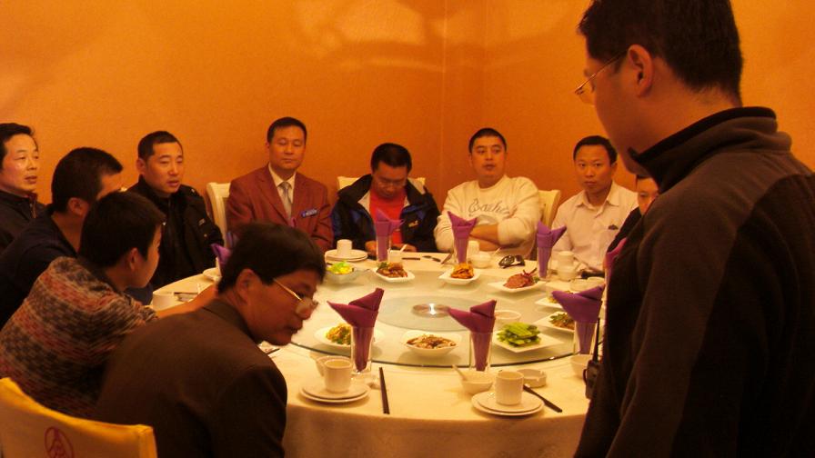 昨天南通业余无线电爱好者和交巡警联合举办交通道路秩序整治宣传活动