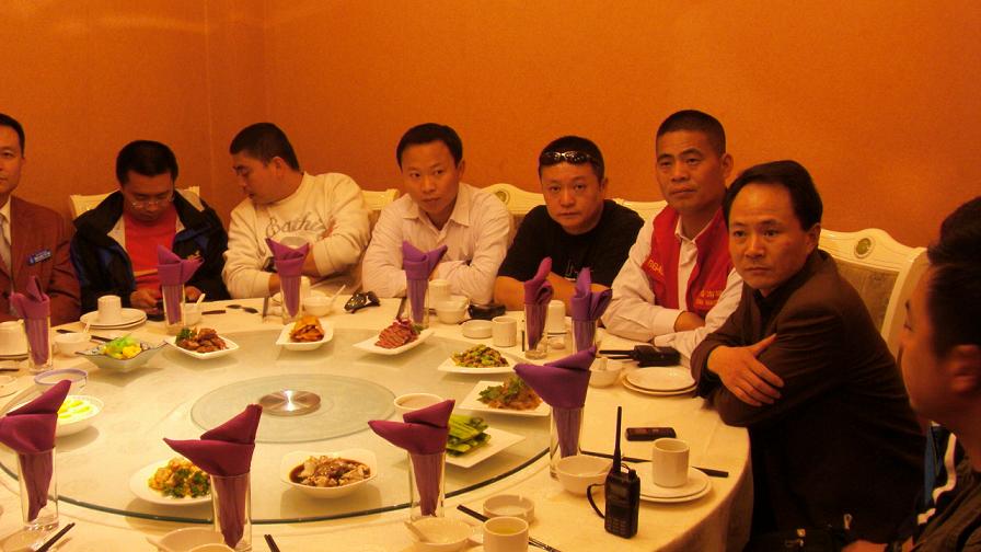 昨天南通业余无线电爱好者和交巡警联合举办交通道路秩序整治宣传活动