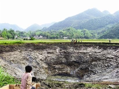 【地震前~~湖北一个水塘的水都没了~】