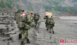 抵达汶川的步兵 看看他们背了多少东西！