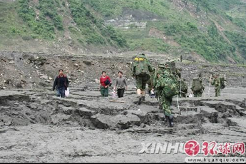 抵达汶川的步兵 看看他们背了多少东西！